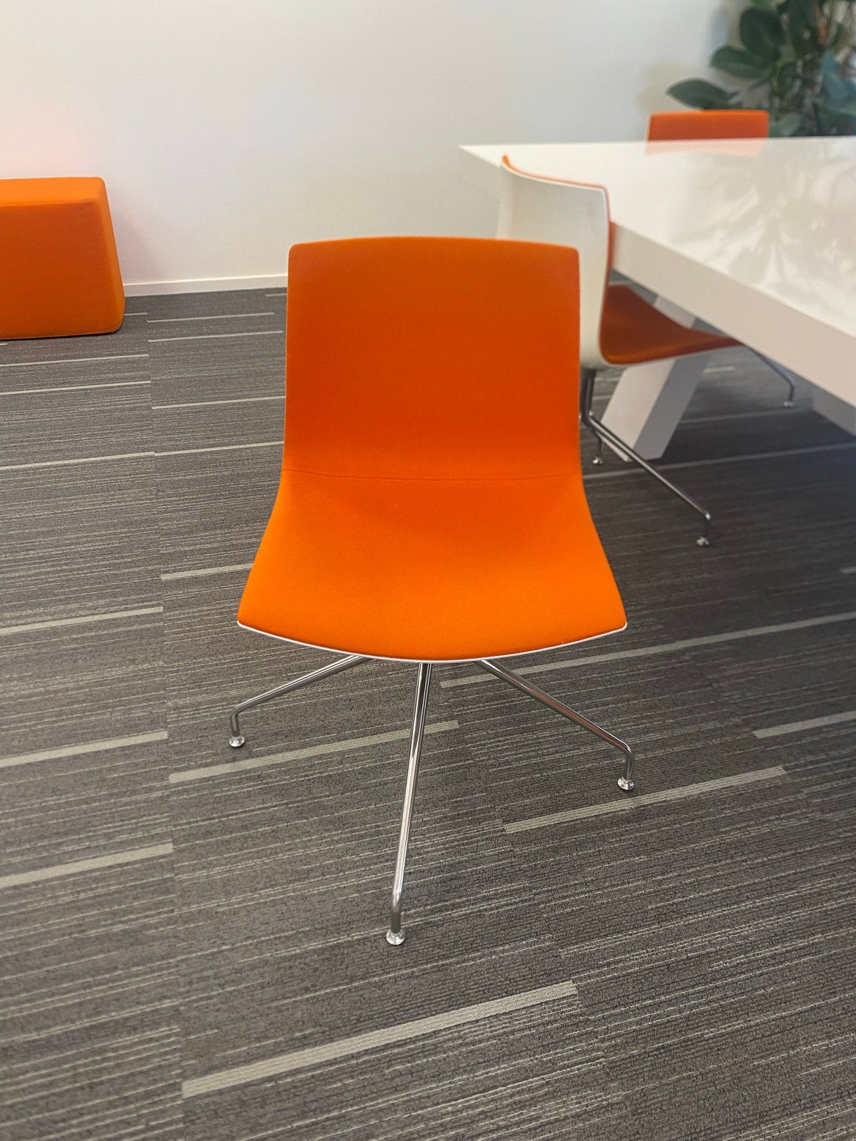 Set van 5 Arper Catina 46 stoelen - Oranje/Wit, Huis en Inrichting, Ophalen, Kunststof, Gebruikt, Overige kleuren