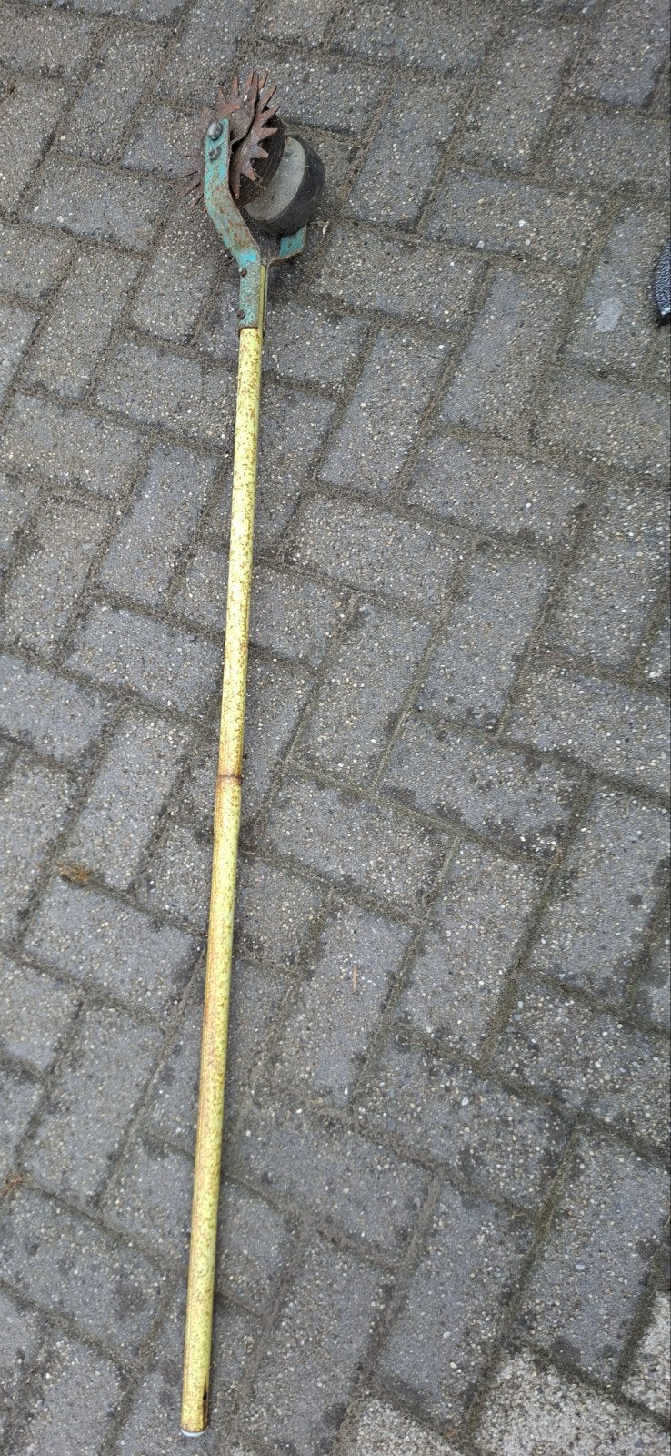 oude gras kanten maaier met wielen - Vintage tuingereedschap, Tuin en Terras, Hand-tuingereedschap, Ophalen, Gebruikt, Onkruidsteker