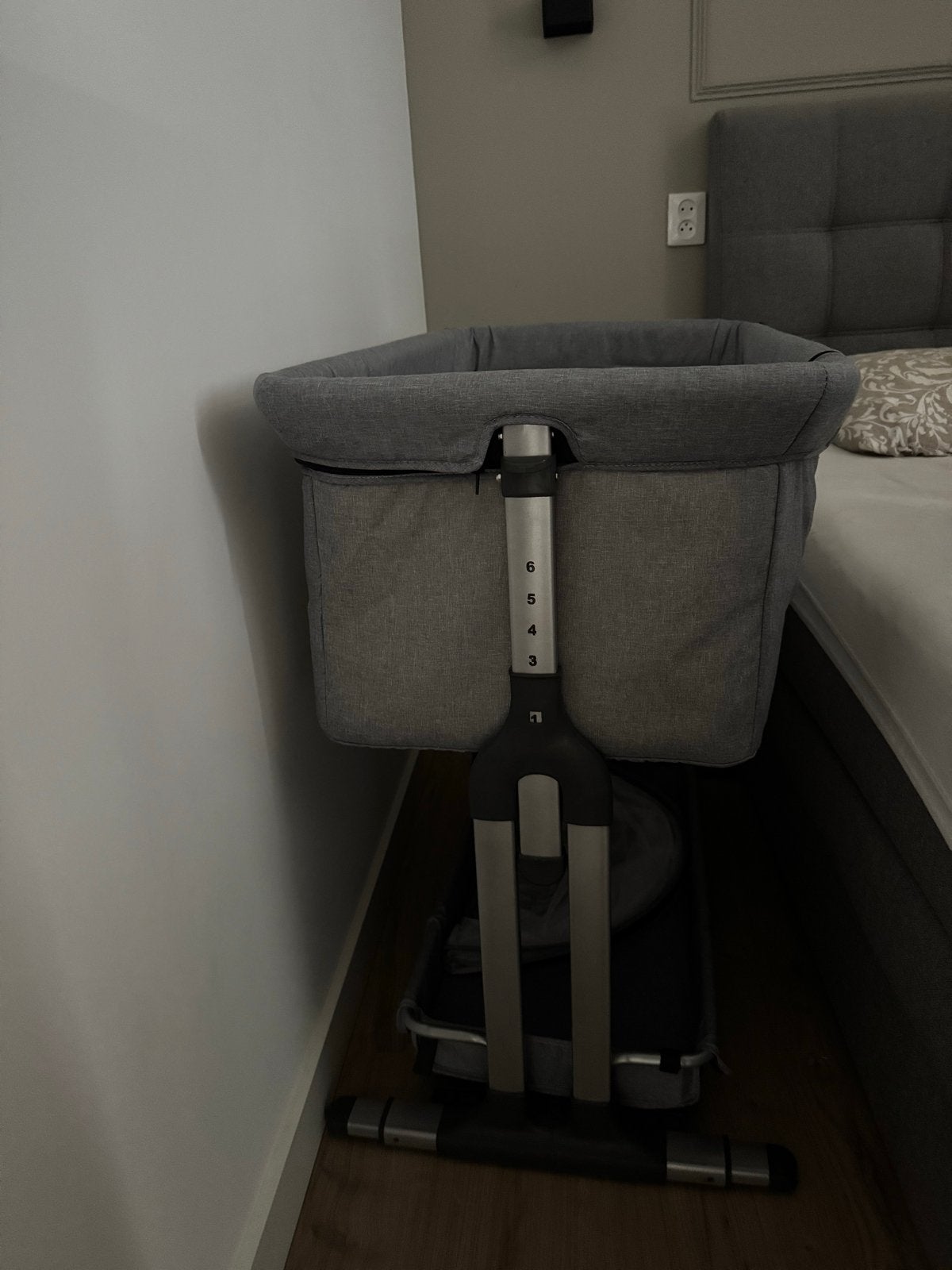 Snuggelz co-sleeper wieg - verstelbaar en met opbergmandje, Ophalen, Gebruikt, Wieg