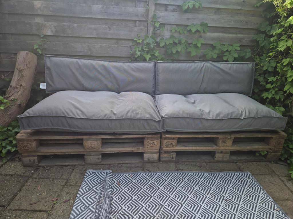 Pallet loungebank met zgan kussens grijs, Ophalen, Zo goed als nieuw, Bank, 4 zitplaatsen