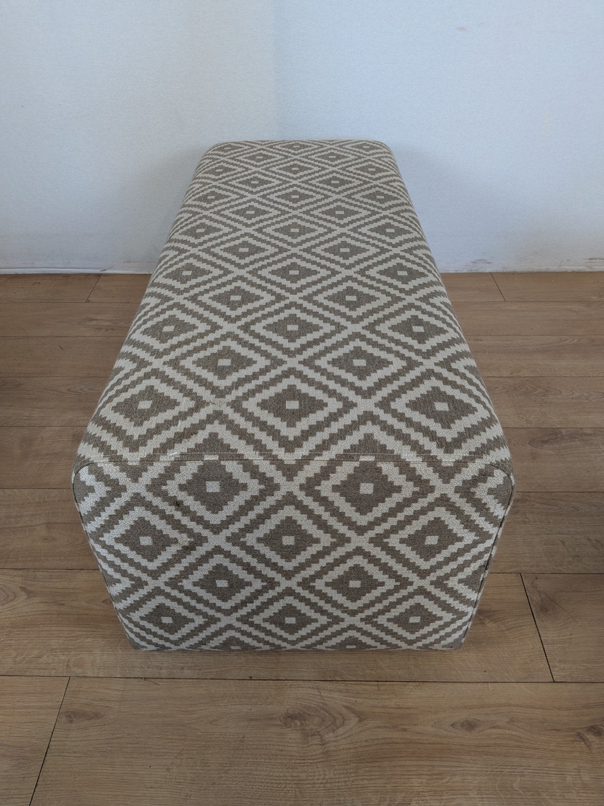 Grote Gestoffeerde Hocker / Voetenbank – 121 cm – Geometrie, Ophalen, Minder dan 50 cm, Onbekend, 75 tot 100 cm