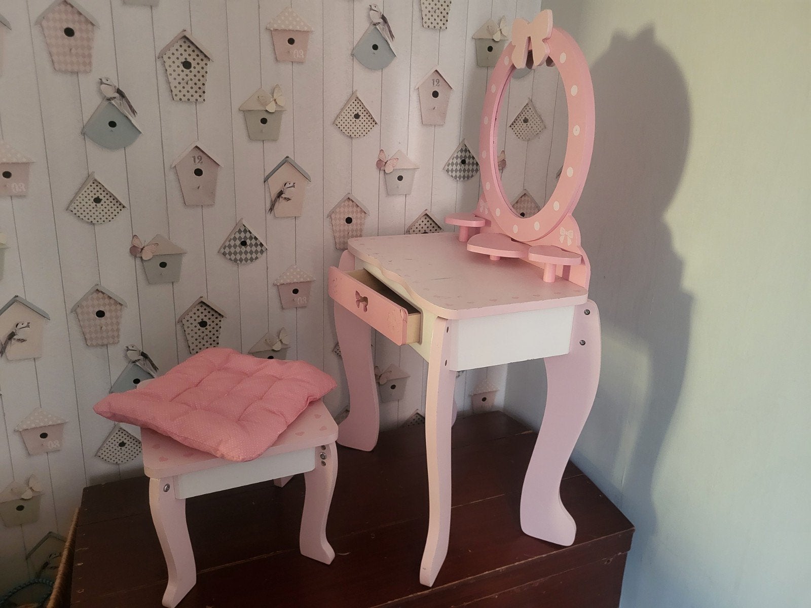 Gratis: Roze kaptafel met spiegel en krukje voor kinderen, Ophalen, Gebruikt, Tafel(s) en Stoel(en)