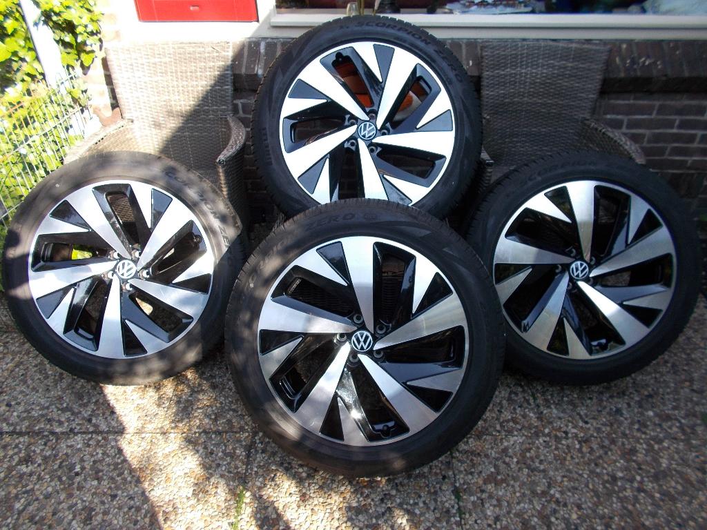VW 20 INCH VELGEN MET ALL SEASONSBANDEN, Ophalen, Banden en Velgen, 235 mm, All Season