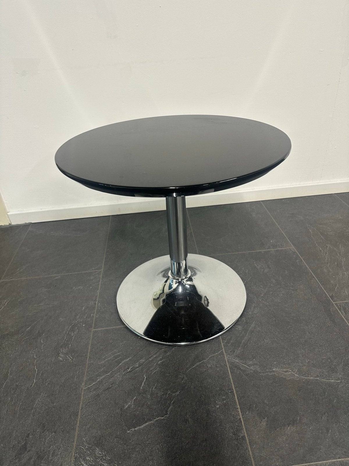 Zwarte ronde bijzettafel met chromen voet, Minder dan 55 cm, Gebruikt, Metaal of Aluminium, Rond