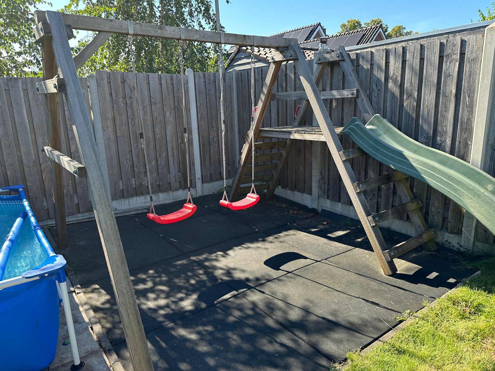 Wickey houten speeltoestel met glijbaan en schommels, Kinderen en Baby's, Speelgoed | Buiten | Speeltoestellen, Ophalen, Gebruikt