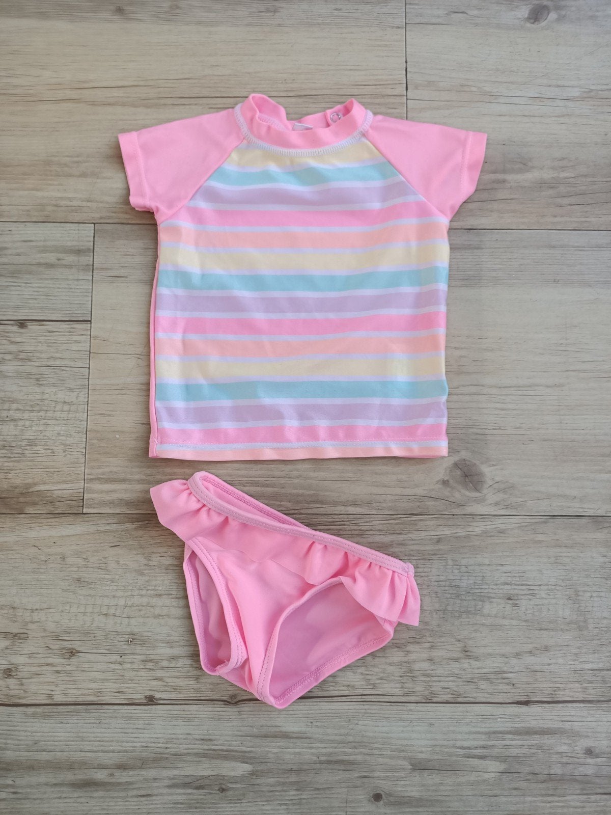 Leuk regenboog zwemsetje maat 68 zwembroek zwemshirt, Kinderen en Baby's, Zeeman, Gebruikt, Meisje, Ophalen of Verzenden