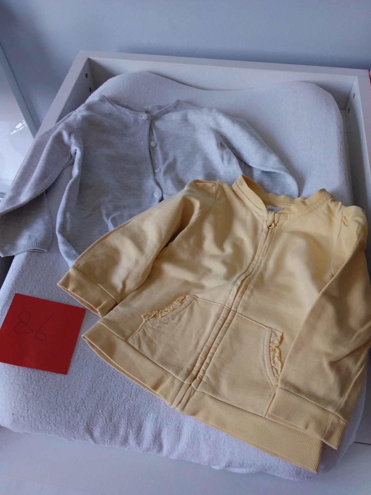 2 vestjes maat 86, Kinderen en Baby's, Ophalen of Verzenden, Zo goed als nieuw, Meisje, Truitje of Vestje