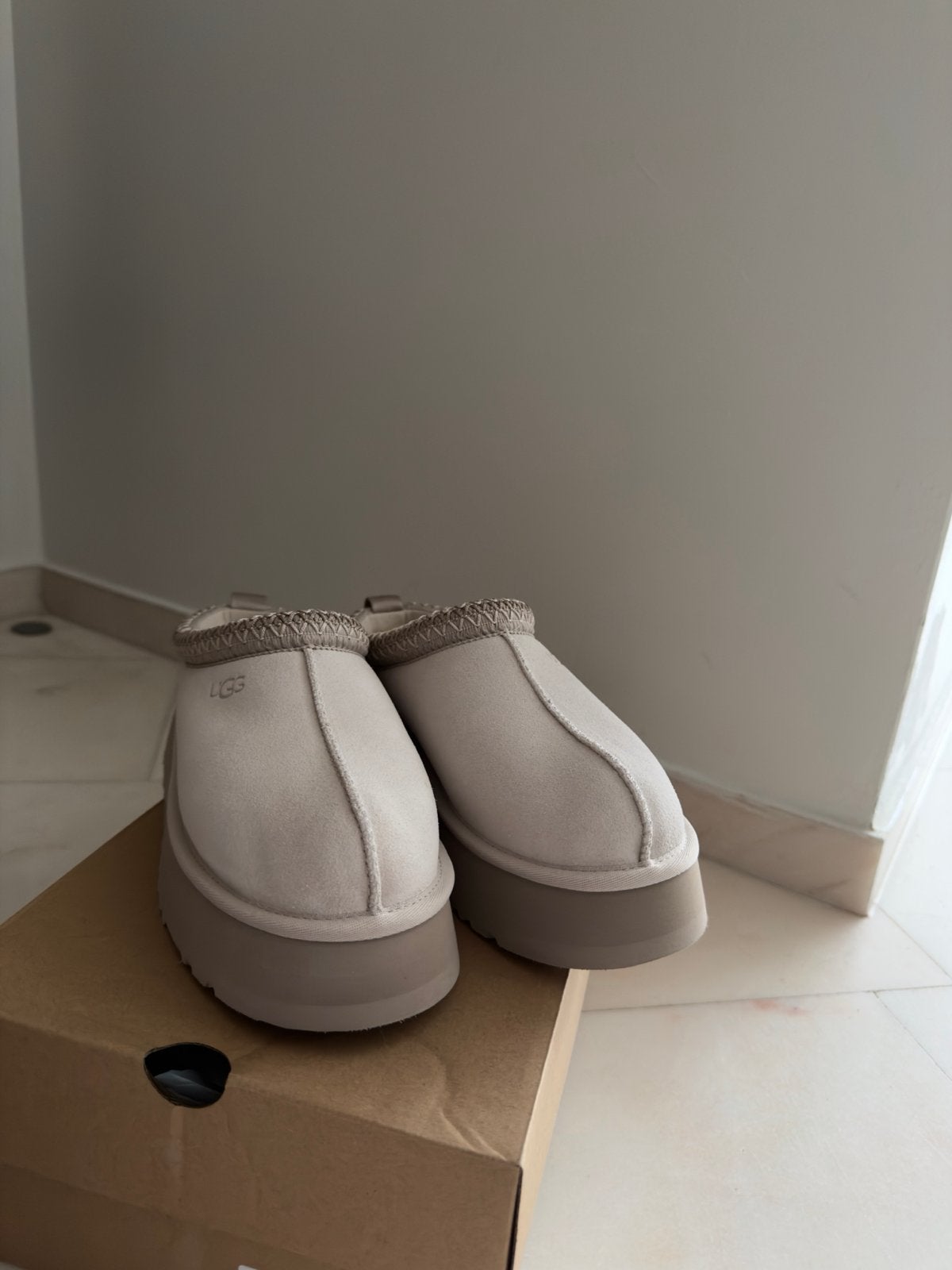 Gloednieuwe originele UGGs - Maat 39, Verzenden, Beige, Nieuw, Pantoffels of Sloffen