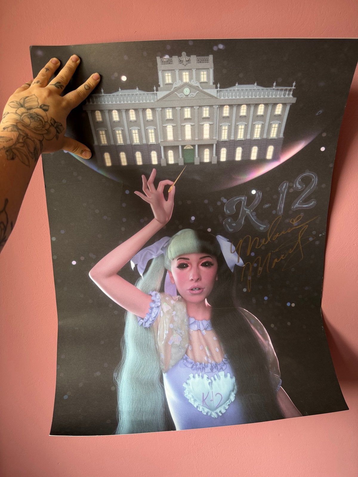 Gesigneerde Melanie Martinez K-12 Poster - Zeldzaam!, Ophalen of Verzenden, Zo goed als nieuw, Deurposter of groter, Muziek