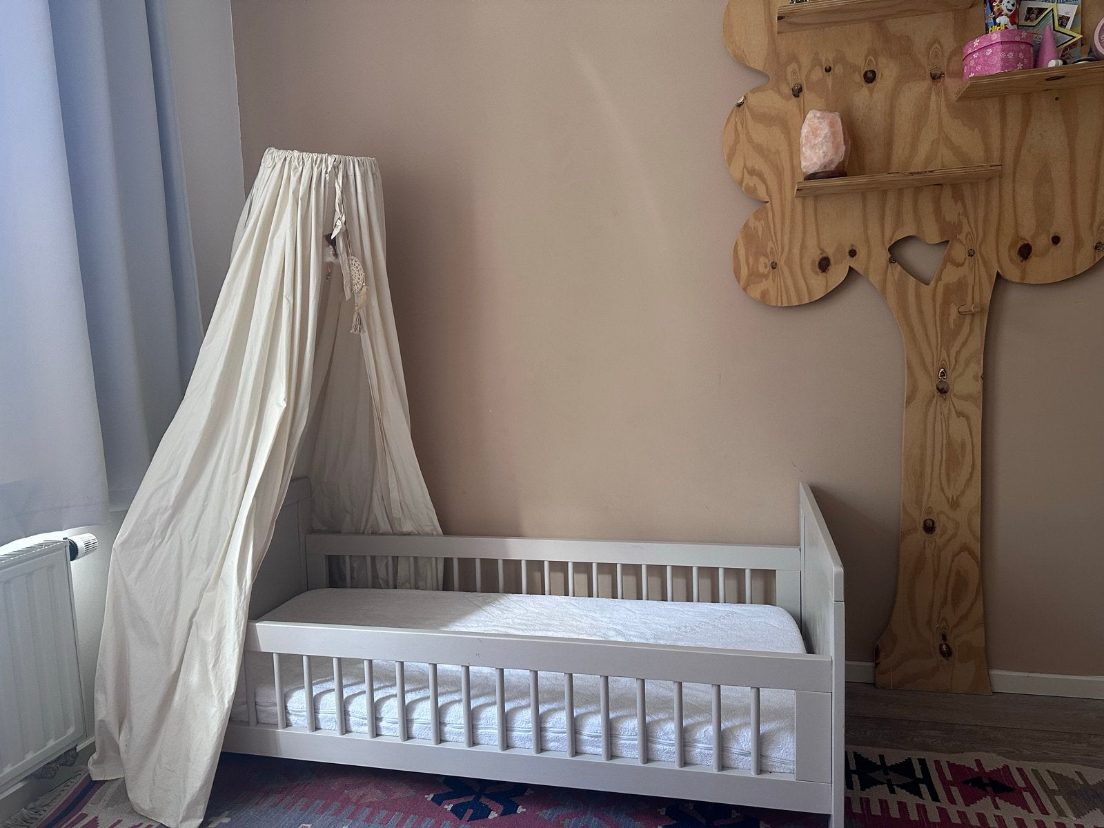 Knus kinderbedje met matras en hemeltje - Zo goed als nieuw, Kinderen en Baby's, Kinderkamer | Bedden, Ophalen, 70 tot 85 cm, 140 tot 160 cm