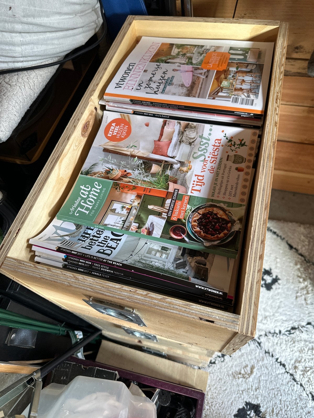 Houten opbergbox met handvatten vol woonmagazines, Ophalen, Gebruikt, Overige houtsoorten, 50 tot 100 cm