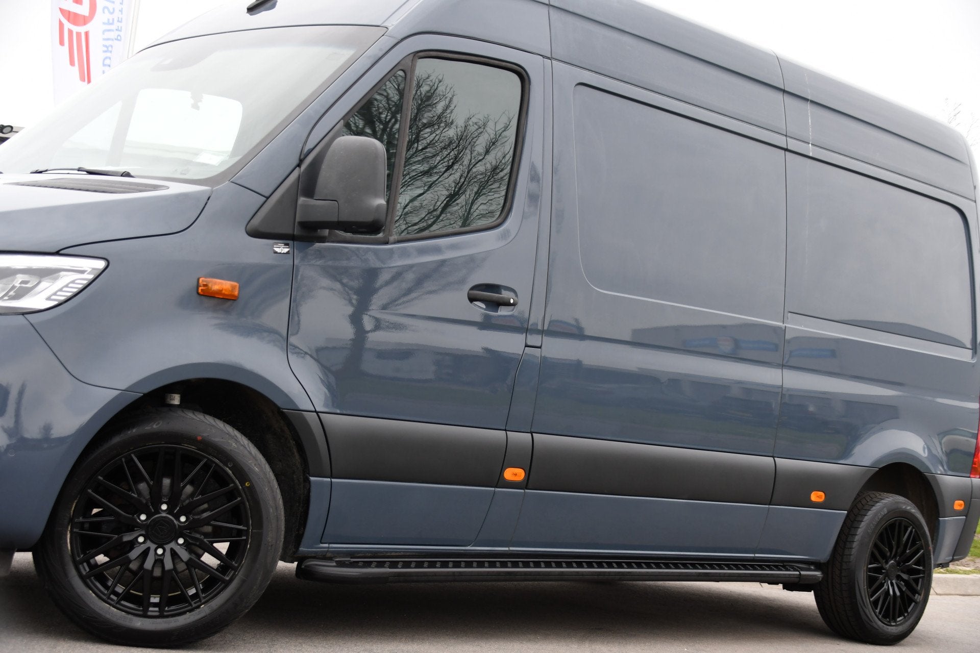 Foto 9 van Mercedes-Benz Sprinter 315 1.9 CDI L2H2 AMG Edition Adaptiev