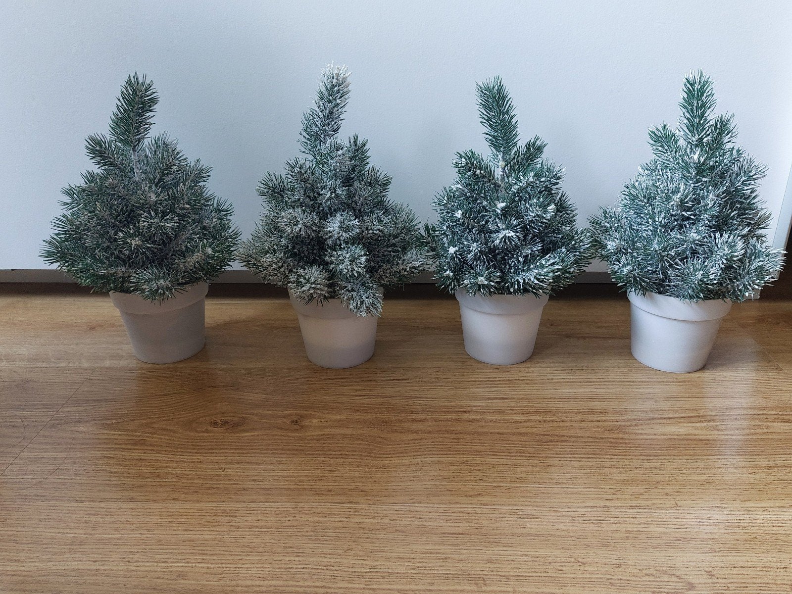 GRATIS: 4 x kleine kunst kerstbomen, Ophalen, Zo goed als nieuw