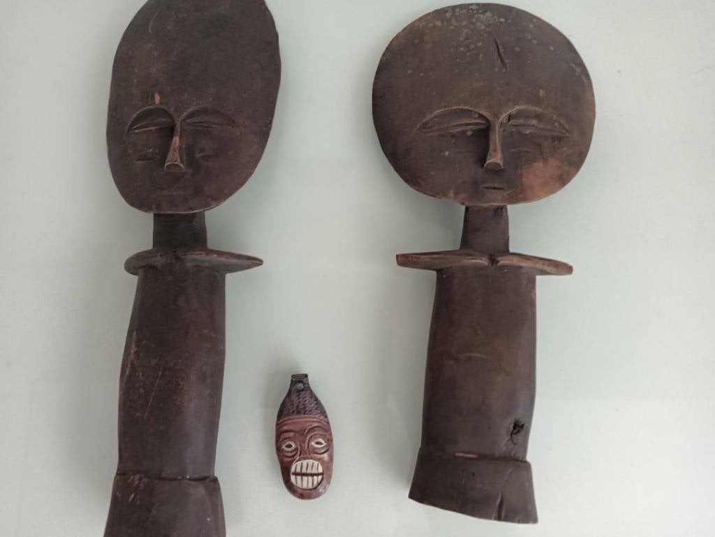 2 Ashanti beeldjes. Vruchtbaarheidspoppetjes uit Ghana., Antiek en Kunst, Afrika, Handgemaakt, 28 cm, Ritueel object