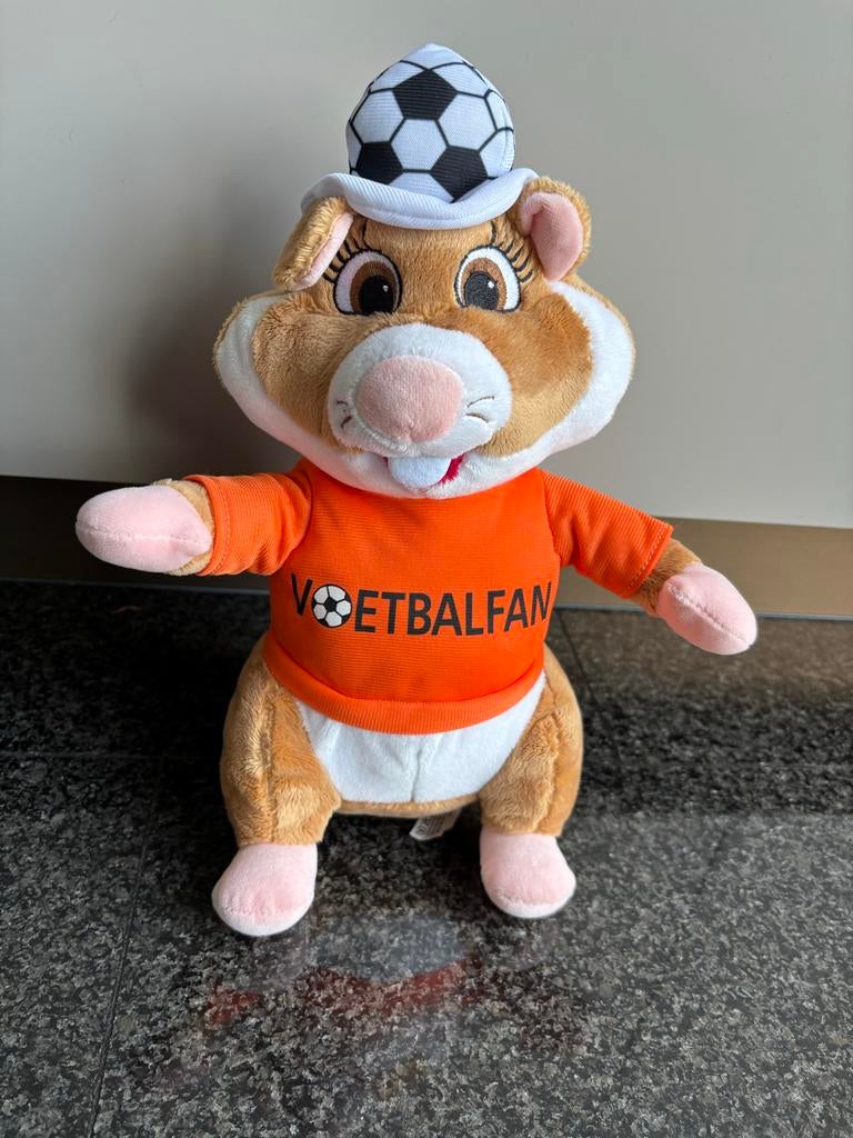 Albert Heijn AH Hamster Voetbalfan Knuffel hoedje!, Hamster, Ophalen of Verzenden, Zo goed als nieuw, Middelgroot (20 tot 80 cm)