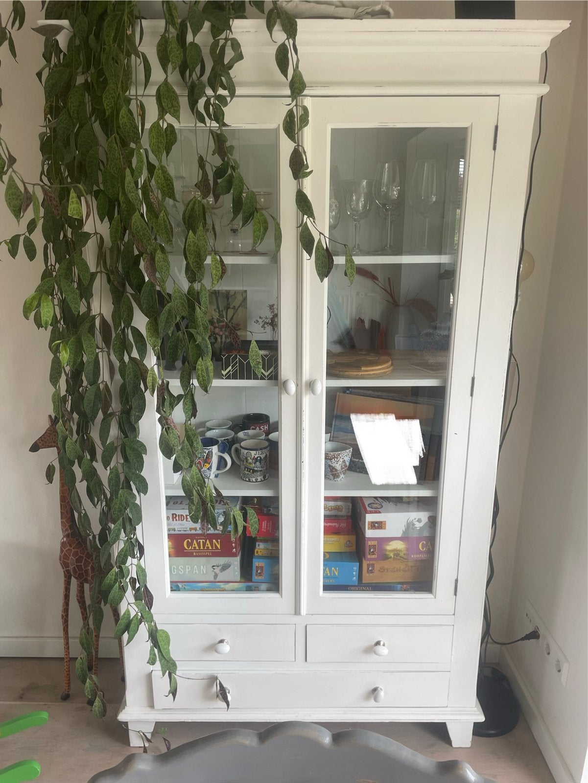 Witte houten etagèrekast met mogelijkheid tot verlichting), Ophalen, Gebruikt, 100 tot 150 cm, 150 tot 200 cm