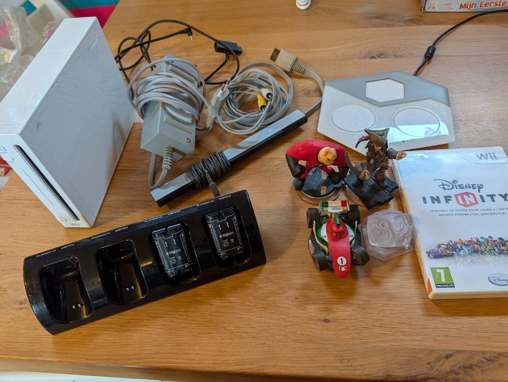 Nintendo Wii Console + Disney Infinity Starter Set, Ophalen, Gebruikt, Zonder controller, Met games