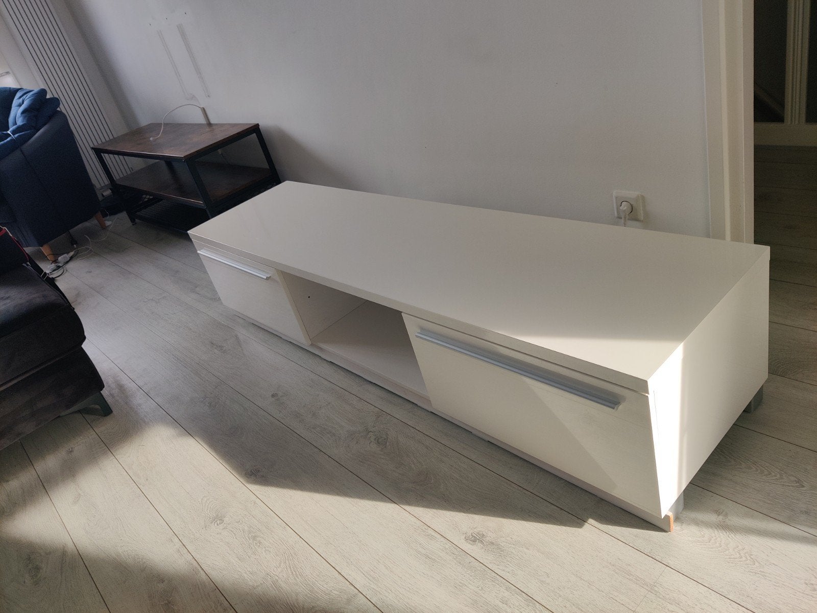 Modern wit tv-meubel met opberglades, Huis en Inrichting, Kasten | Televisiemeubels, Zo goed als nieuw, Minder dan 100 cm, 150 tot 200 cm