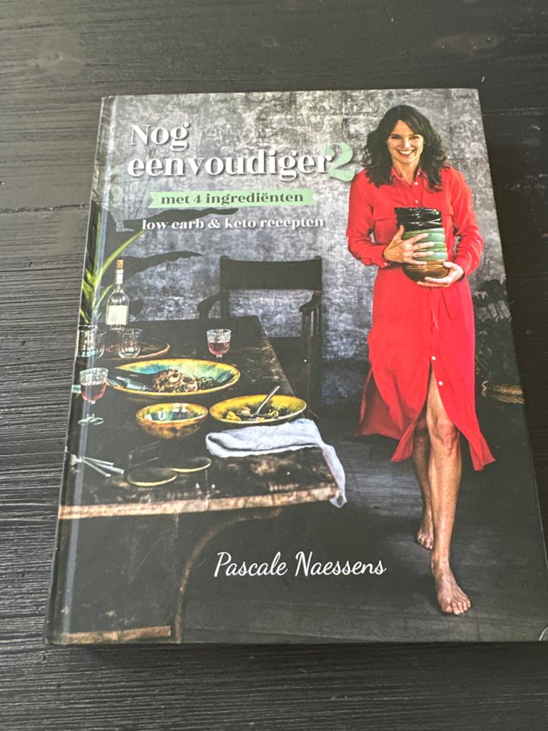 Nog eenvoudiger 2 - Pascale Naessens (low carb & keto), Boeken, Hoofdgerechten, Ophalen of Verzenden, Zo goed als nieuw, Gezond koken