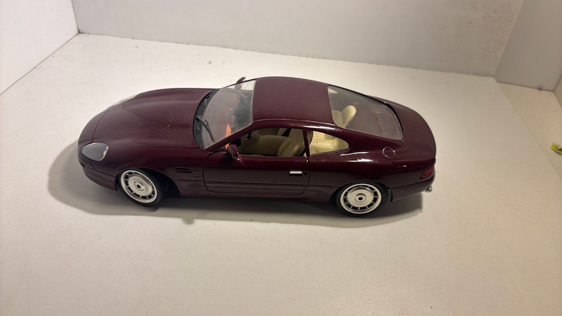 Aston martin db7 guiloy 1.18, Hobby en Vrije tijd, Modelauto's | 1:18, Overige merken, Ophalen of Verzenden, A, A