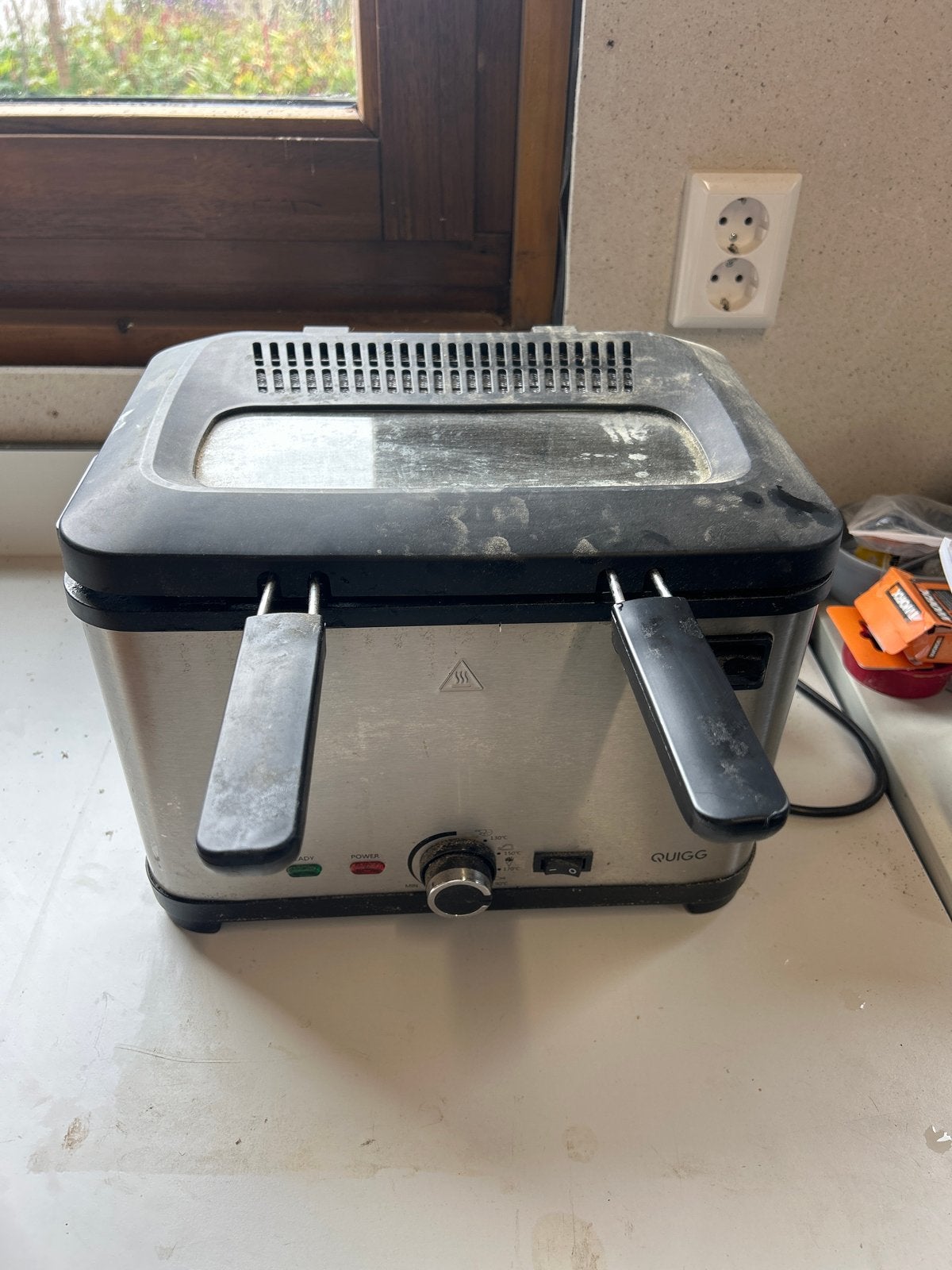 Gratis Quigg Friteuse / frituurpan, Witgoed en Apparatuur, 2 tot 3 liter, Ophalen, Gebruikt, Uitneembare binnenpan