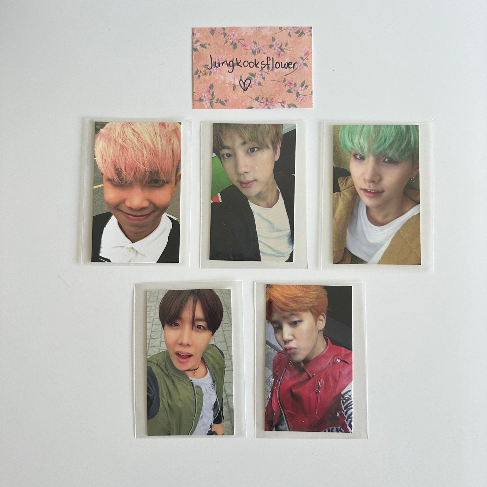 BTS - HYYH pt.2 photocards, Verzamelen, Muziek, Artiesten en Beroemdheden, Verzenden, Zo goed als nieuw, Foto of Kaart