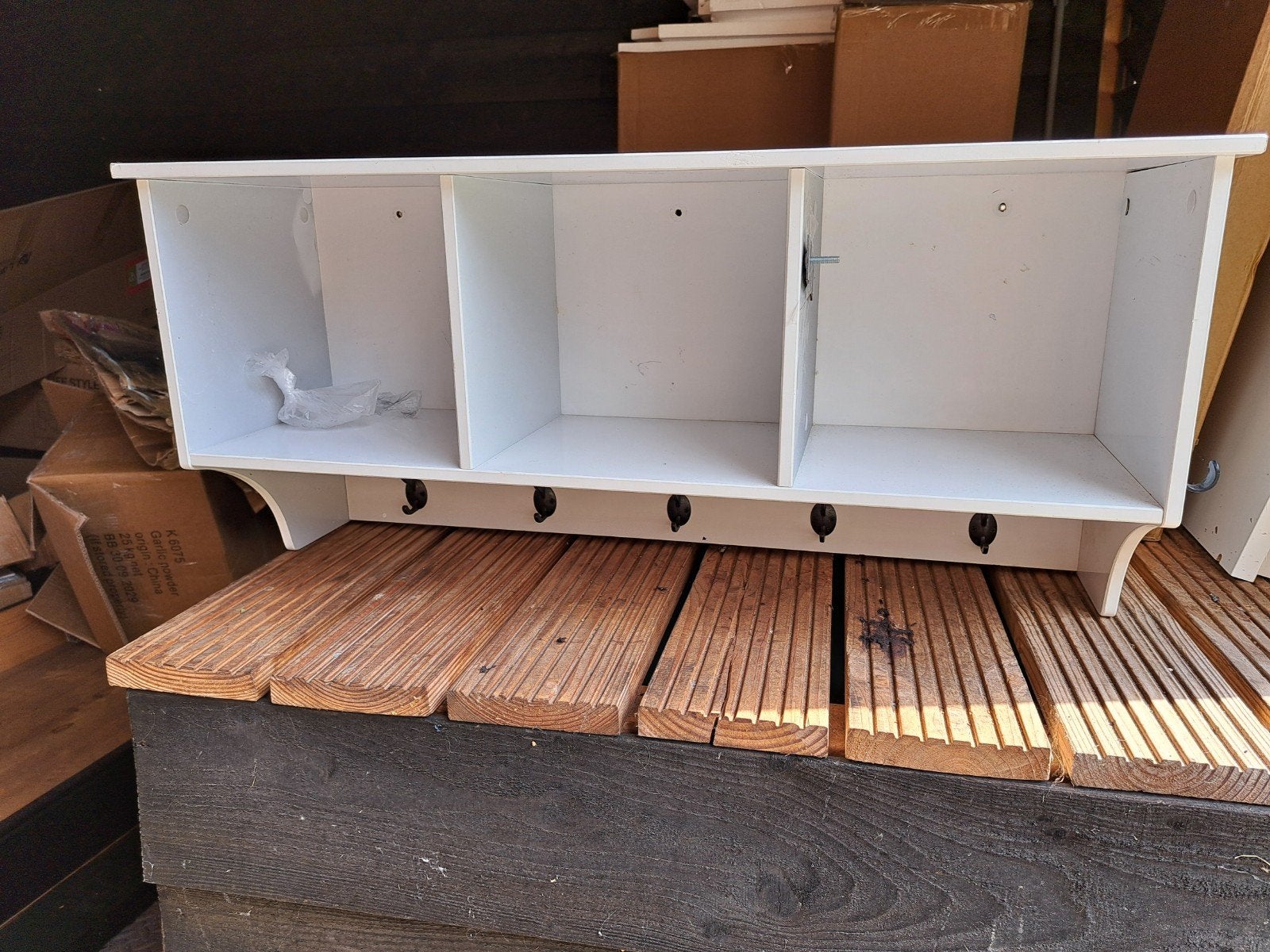 Witte stevige kapstok met 3 bovenvakken, Huis en Inrichting, Gebruikt, Minder dan 100 cm, Hout, Ophalen