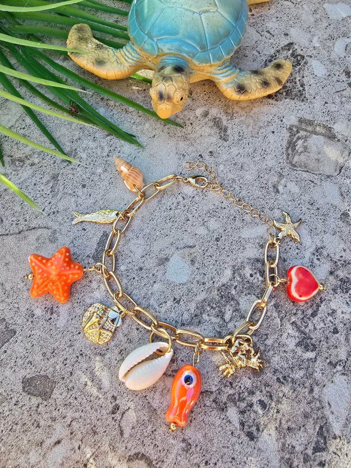 Bedel armbamd met 9 bedels SMTNG Fab, Sieraden, Tassen en Uiterlijk, Armbanden, Met bedels of kralen, Kunststof of Plastic, Nieuw