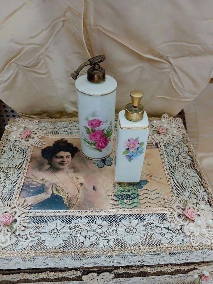 2 oude porseleinen parfumflesjes..., Verzenden, Gebruikt, Parfumfles