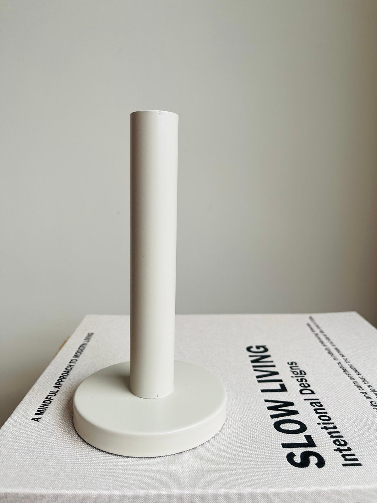 Witte minimalistische kandelaar, Ophalen of Verzenden, Zo goed als nieuw, Metaal, Kandelaar