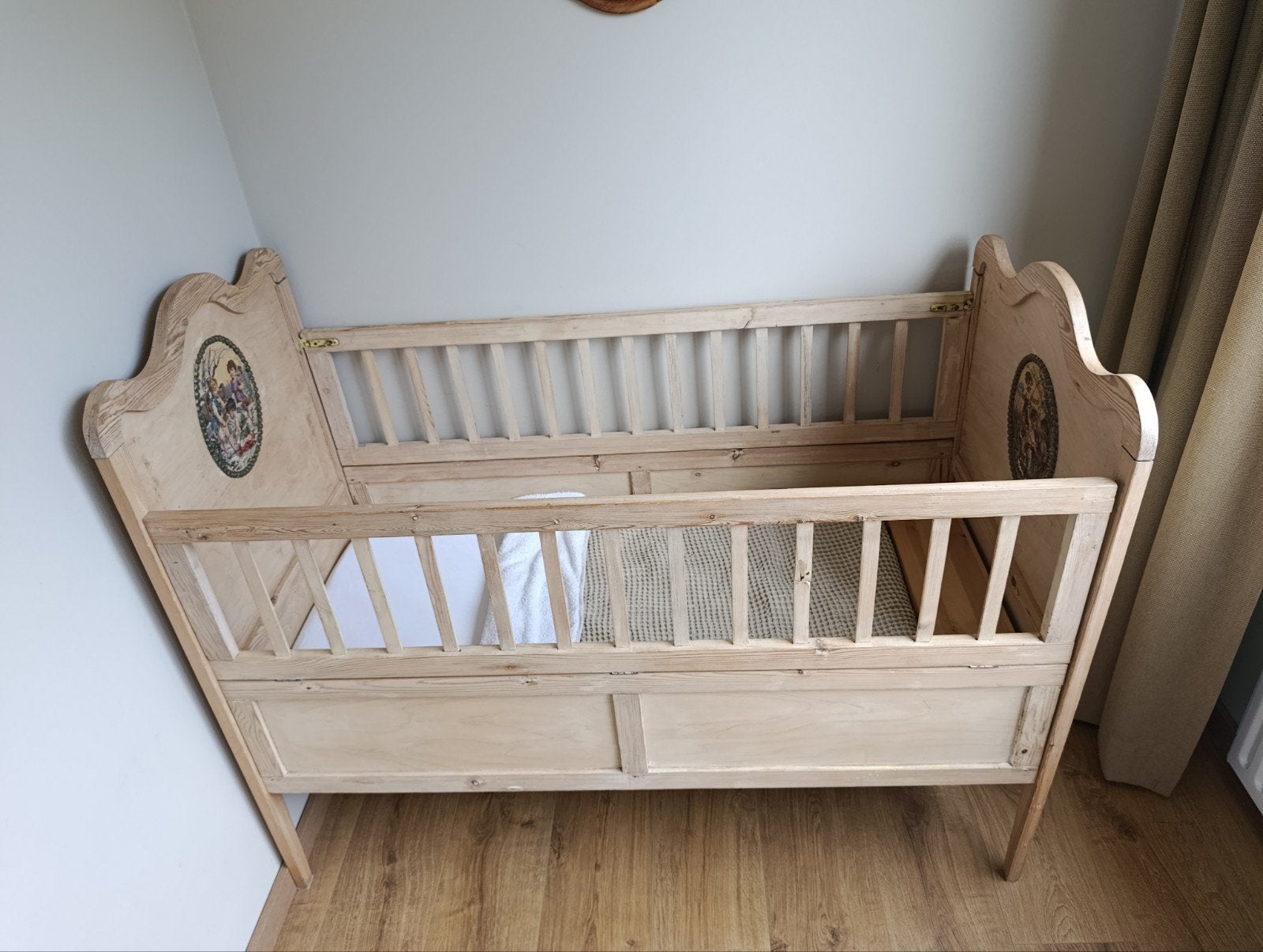 Brocante bedje met hele oude plaatjes. 2 hekjes., Antiek en Kunst, Ophalen