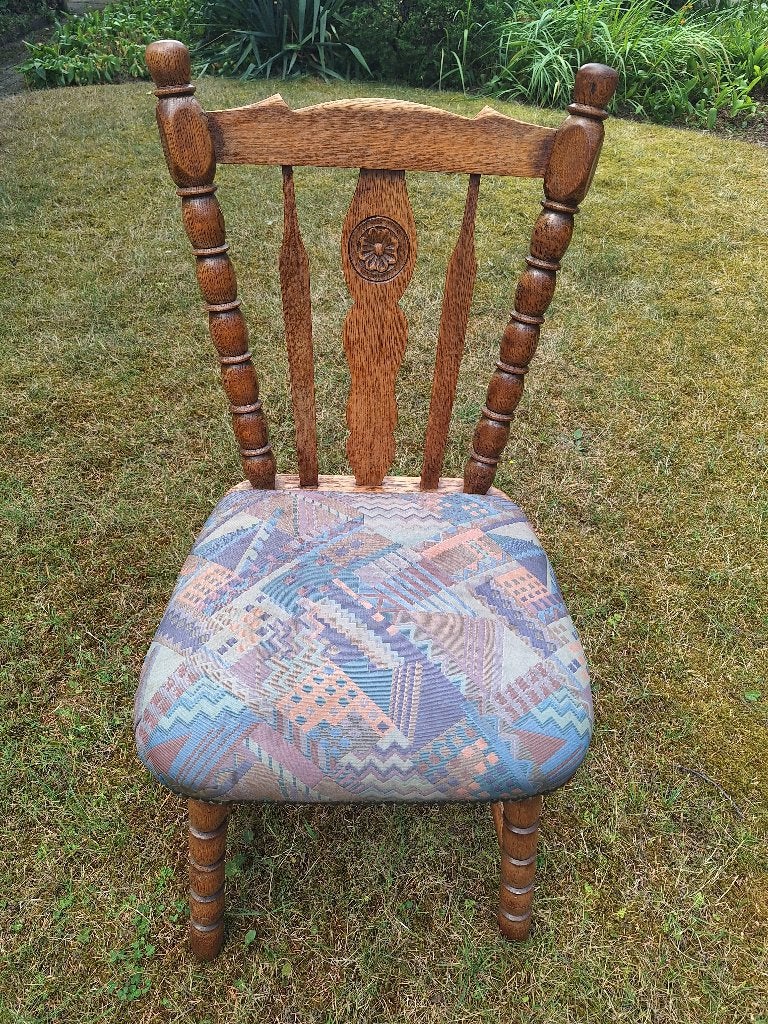 Antieke houten stoel met gestoffeerde zitting., Ophalen