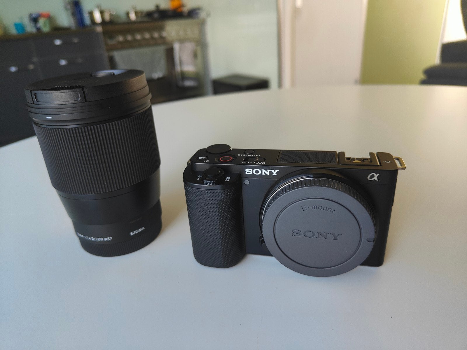 Sony ZV-E10 4K Camera  + Sigma 16mm F1.4 DC DN Lens, Ophalen, Zo goed als nieuw, Sony, Externe microfoon
