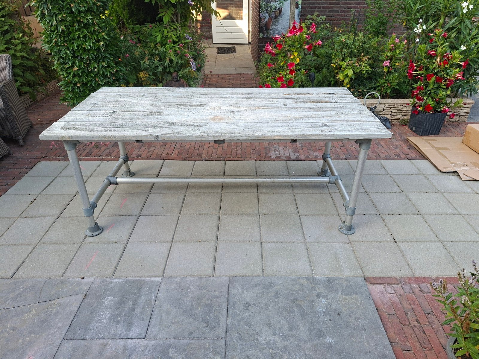Buitentafel van steigerbuizen, blad moet vernieuwd worden., Ophalen, Gebruikt, Rechthoekig, Overige materialen