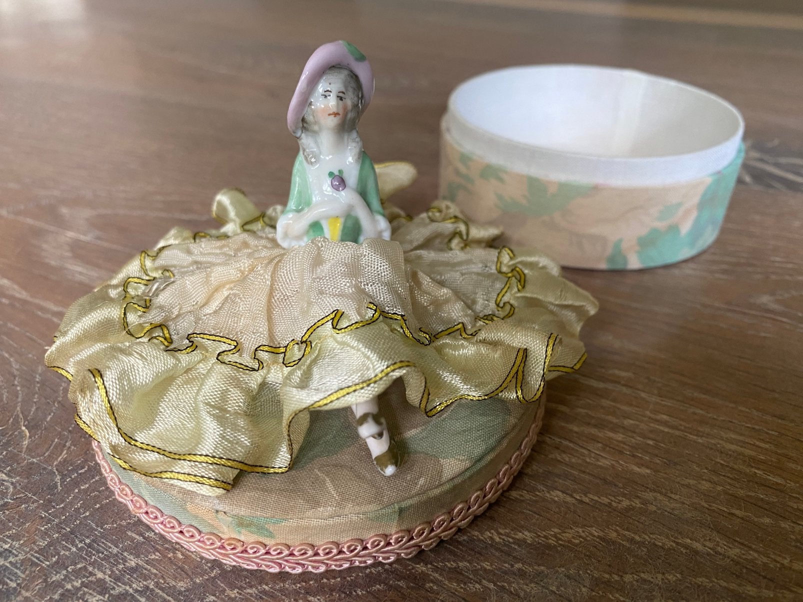 Antieke ‘half doll’ speldendoos voor de verzamelaar!, Ophalen