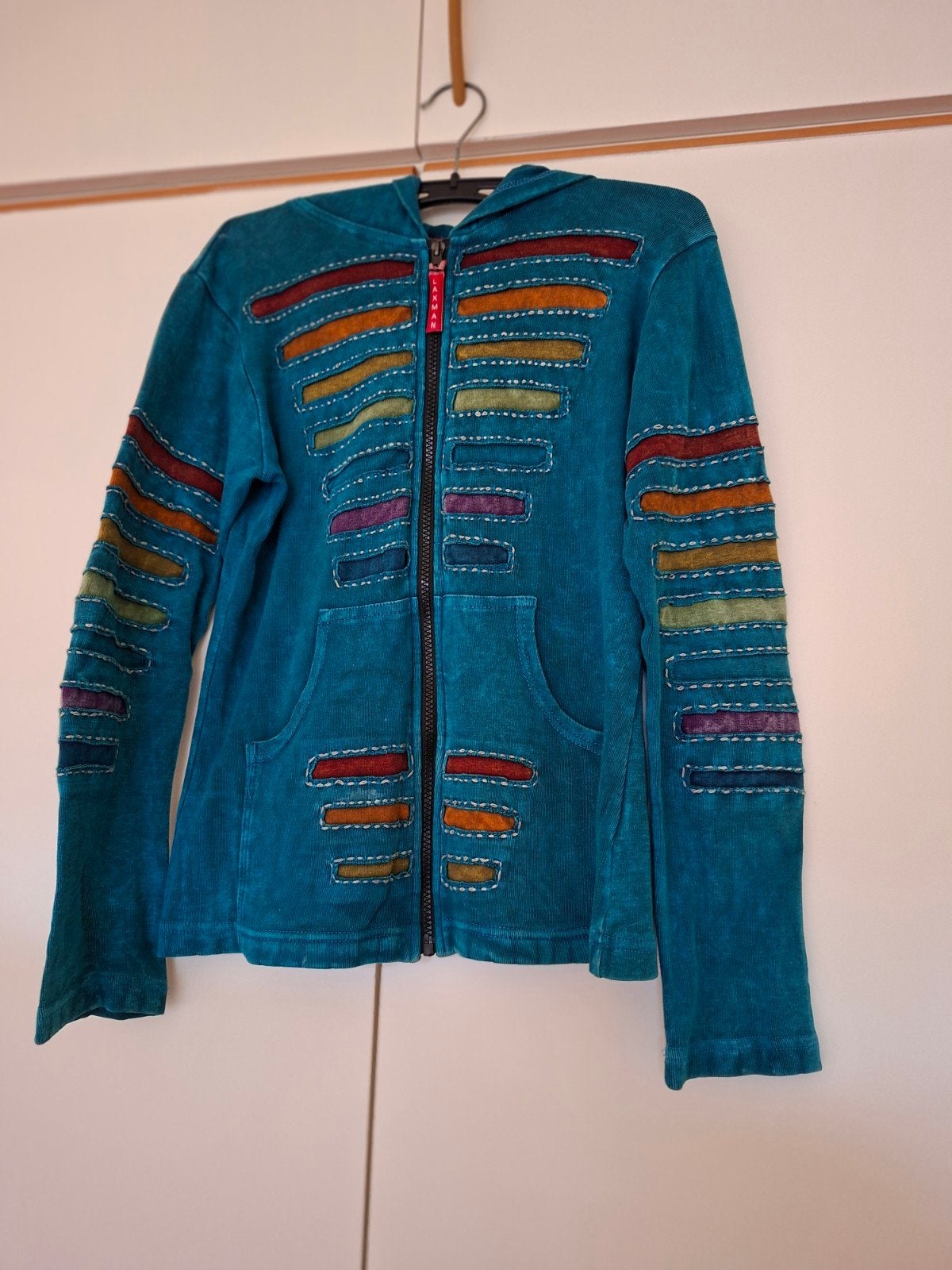 Turquoise hoodie met kleurrijke strepen - Maat S, Ophalen of Verzenden, Gedragen, Maat 36 (S), Blauw