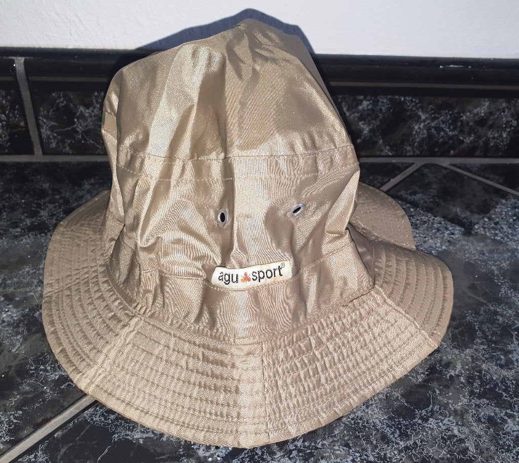 AGU Sport regenhoed mt. 58 goudkleurig 100% rubberen binnen, Caravans en Kamperen, Regenkleding, Ophalen of Verzenden, Zo goed als nieuw