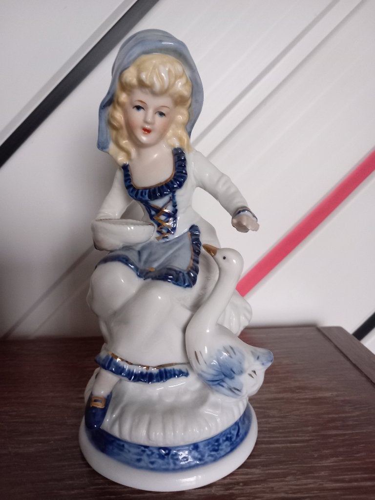 Vintage porseleinen beeldje Boerenmeisje met gans, Ophalen, Zo goed als nieuw, Mens