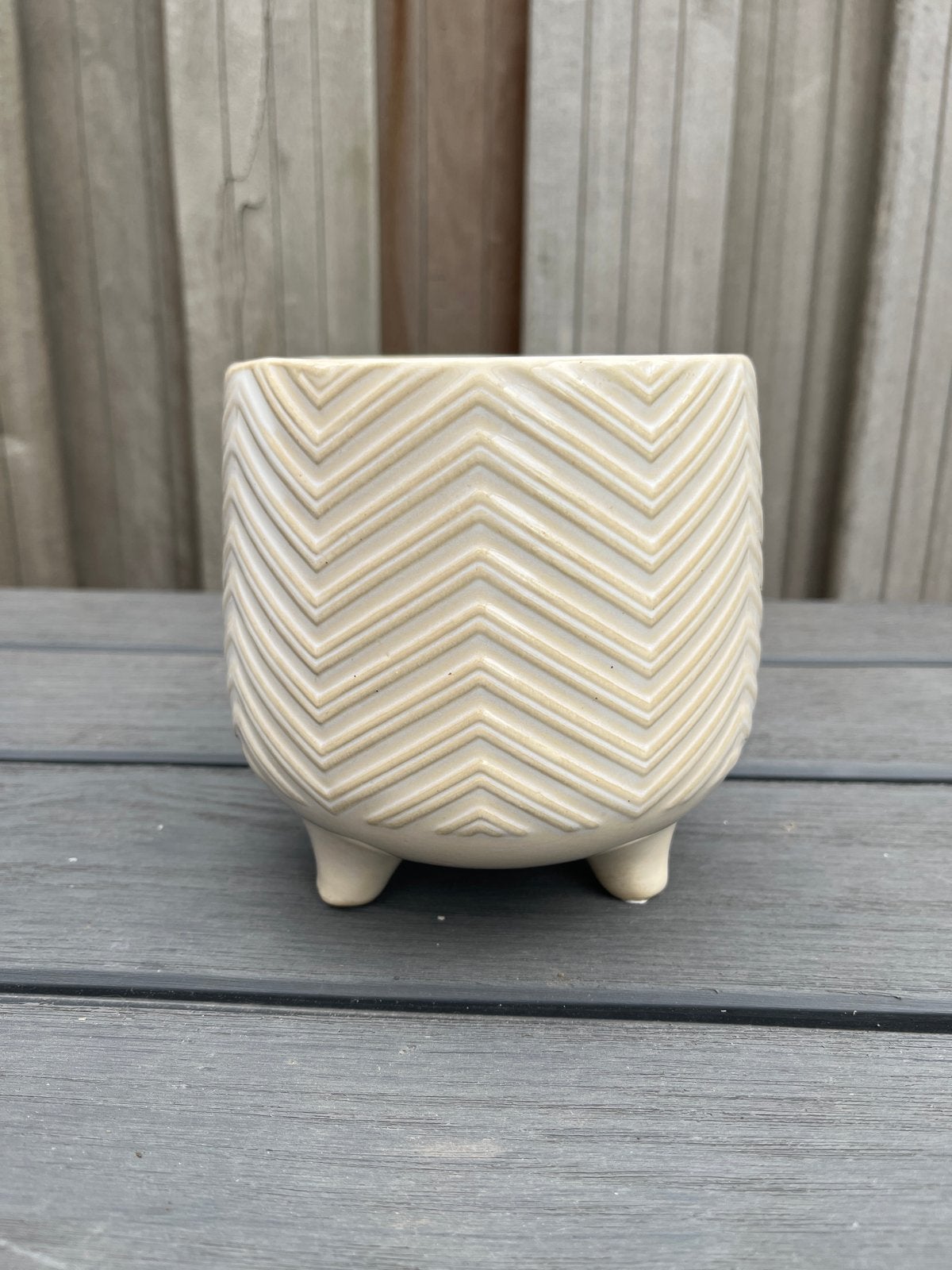 Crèmekleurige bloempot met zigzagpatroon en pootjes, Ophalen, Rond, Binnen, Zo goed als nieuw