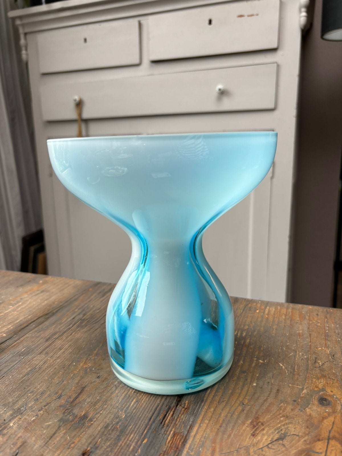 Vintage mid-century blauw/witte vaas mondgeblazen glas, Ophalen of Verzenden