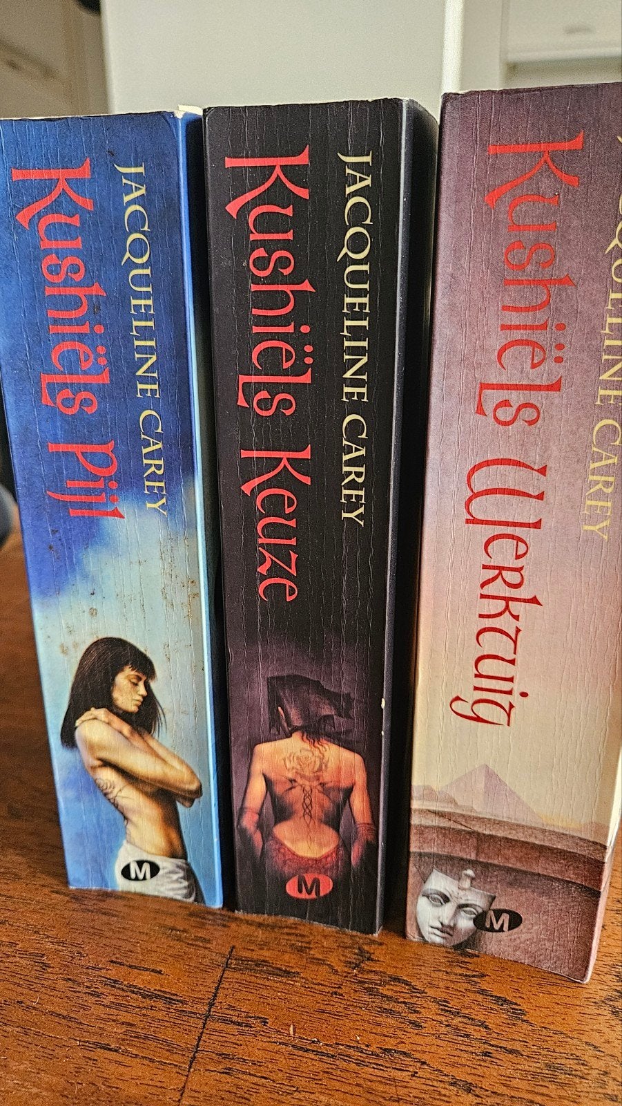 Jacqueline Carey – Kushiëls Sage – complete trilogie – NL, Ophalen of Verzenden, Gelezen, Jacqueline Carey
