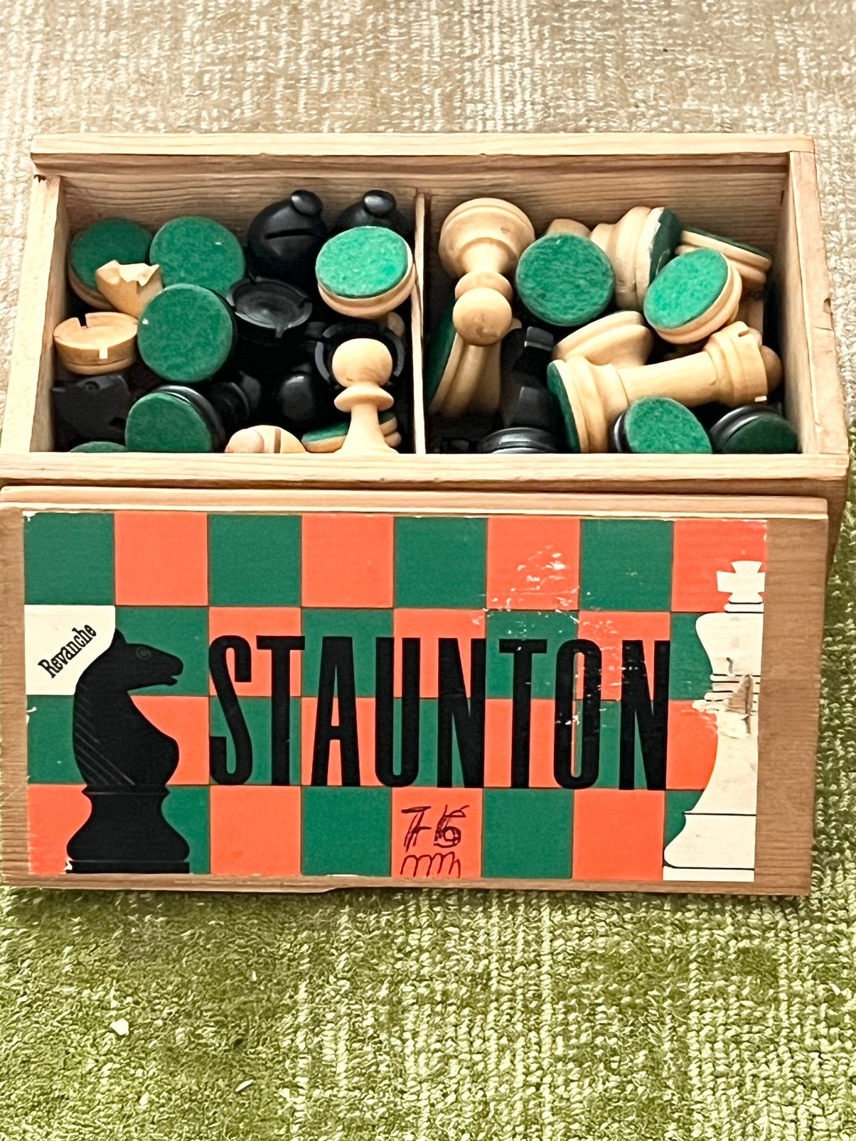 Vintage Staunton schaakstukken in houten kistje, Een of twee spelers, Ophalen of Verzenden, Gebruikt