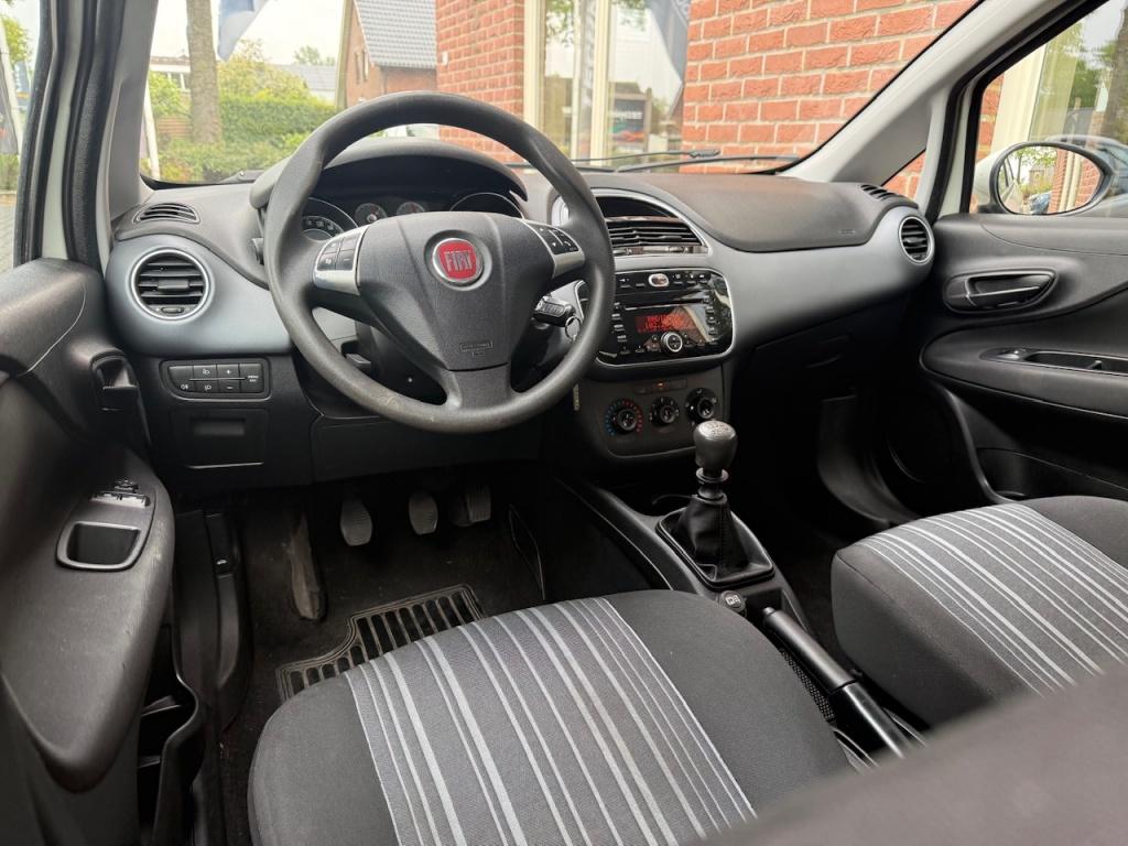 Fiat Punto Evo 1.4 Nat. Pow. Active NIEUWE APK / RIJDT GOED, Auto's, Stof, Gebruikt, Zwart, 4 cilinders