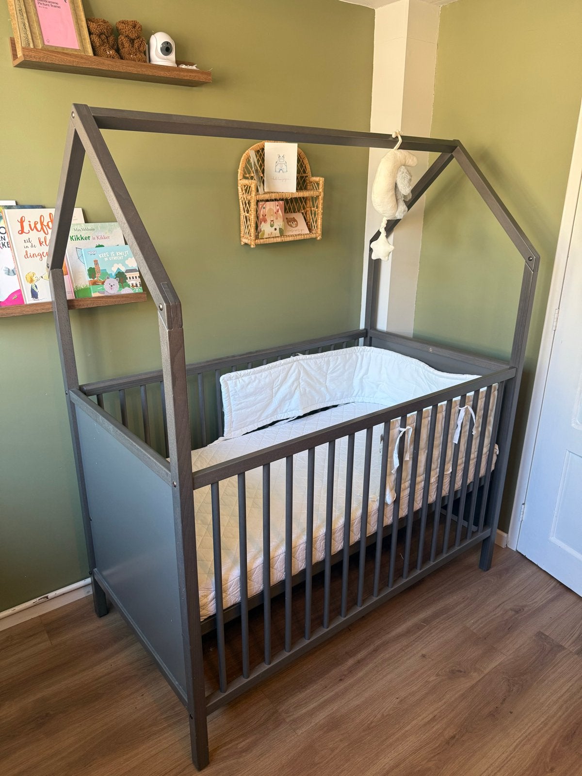 Stokke Home Ledikant + Stokke hemel, matras en 3 hoeslakens, Ophalen, 70 tot 85 cm, 140 tot 160 cm, Zo goed als nieuw