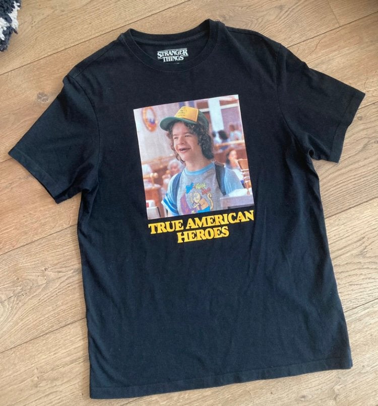 True american heroes Dustin Netflix Stranger Things, Ophalen of Verzenden, Nieuw, Overige maten, Zwart