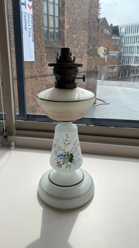 Melkglazen olielamp, Ophalen