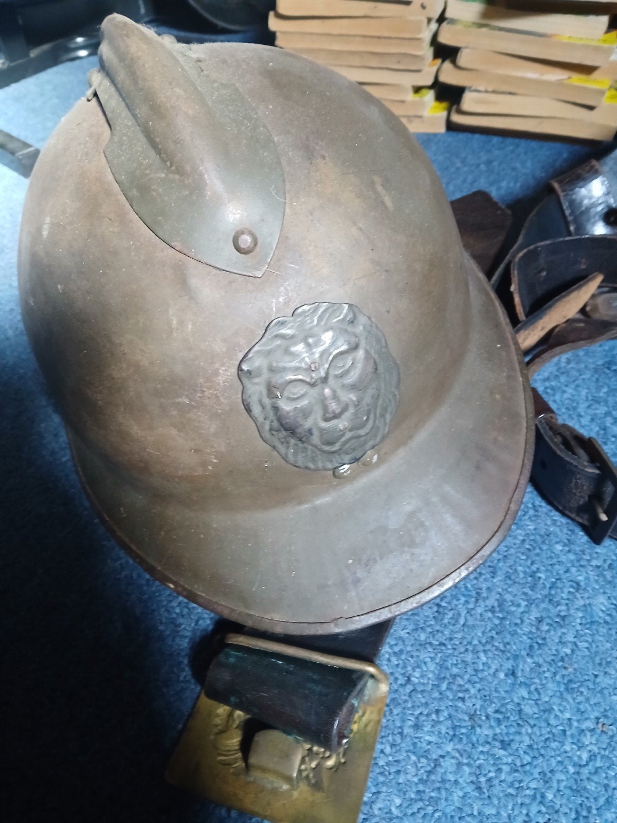 Vintage Militaire Helm met Leeuwenkop Embleem, Verzamelen, Ophalen of Verzenden, Overige soorten, Overige gebieden, Helm of Baret