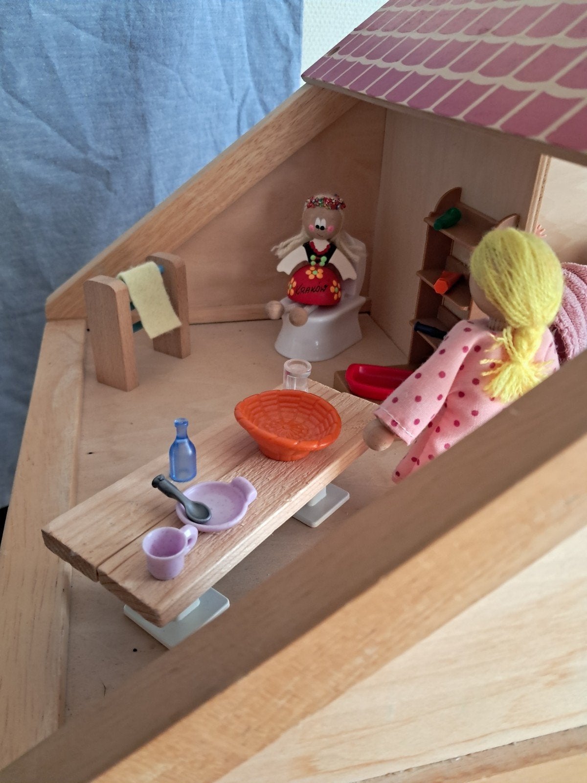 Foto 11 van Groot Playwood Poppenhuis met Meubels Poppetjes & Accessoire