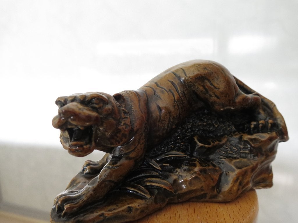 mooi zwaar tijger beeldje uit massief resin 11/6,5 cm, Antiek en Kunst, Ophalen of Verzenden
