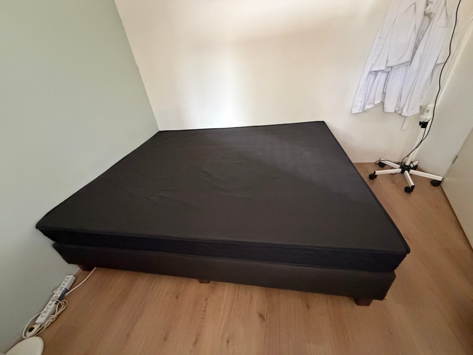 Gratis nette boxspring 160x200 cm (excl. topmatras), Gebruikt, Zwart, Tweepersoons, Ophalen of Verzenden